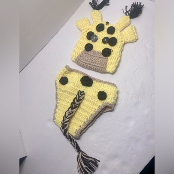 Crocheted baby giraffe outfit. - Picture 1 of 2